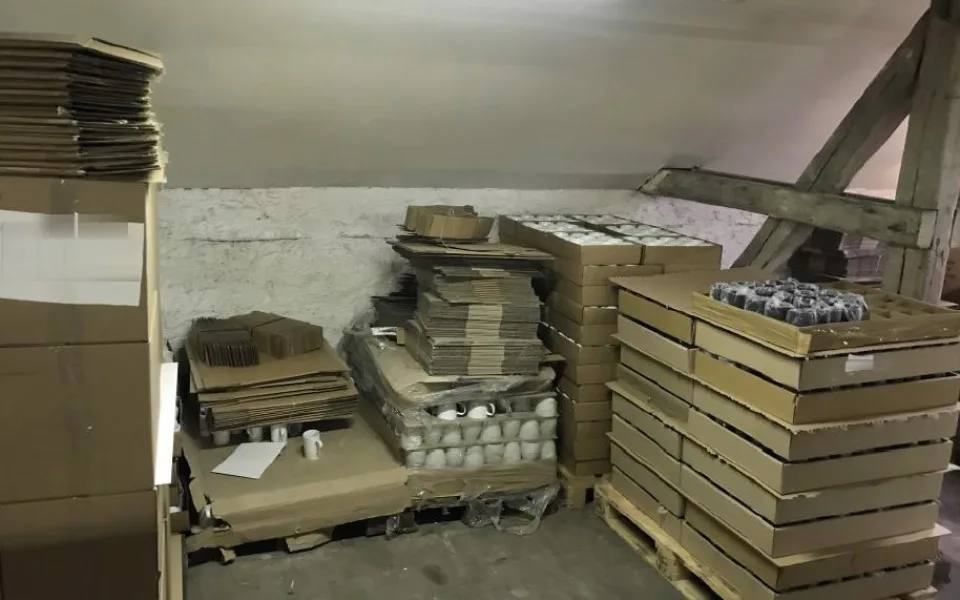 Zloděj netroškařil a odnesl si rovnou 360 porcelánových hrníčků