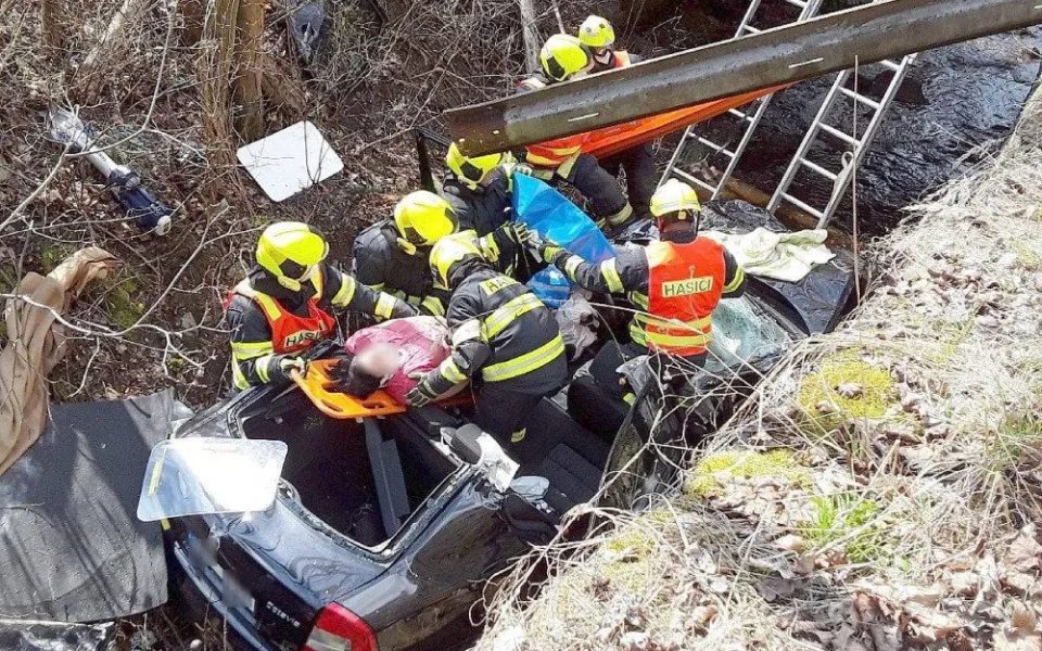 Opilý a zfetovaný řidič BMW vytlačil při předjíždění ženu do koryta řeky