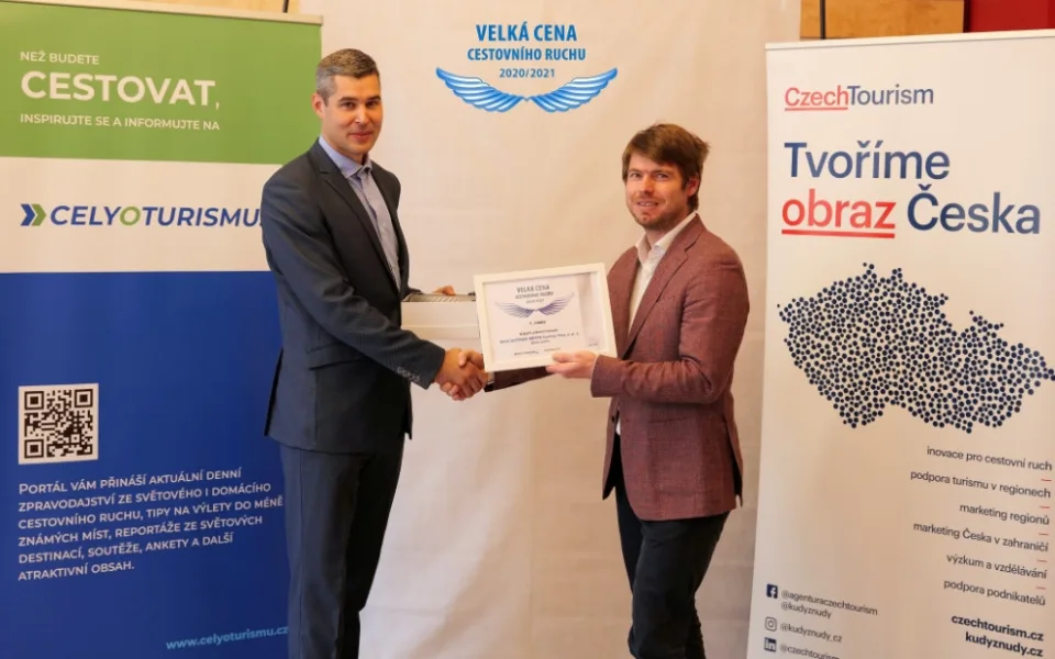 Ředitel Infocentra Karlovy Vary Josef Dlohoš (vlevo) přebírá Velkou cenu sestovního ruchu