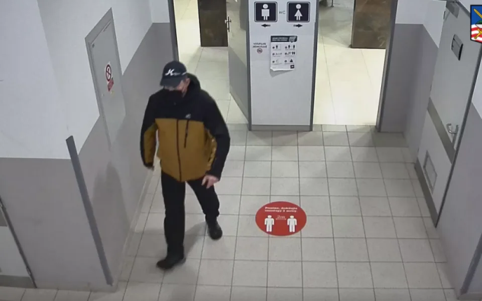 Neznámý muž si natáčel ženy na toaletách v obchodním domě