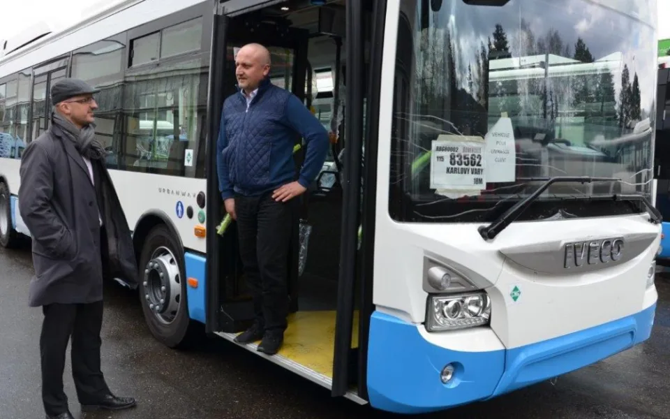 Předseda představenstva Dopravního podniku Karlovy Vary Jiří Vaněček v rozhovoru s náměstkem karlovarské primátorky Tomášem Trtkem