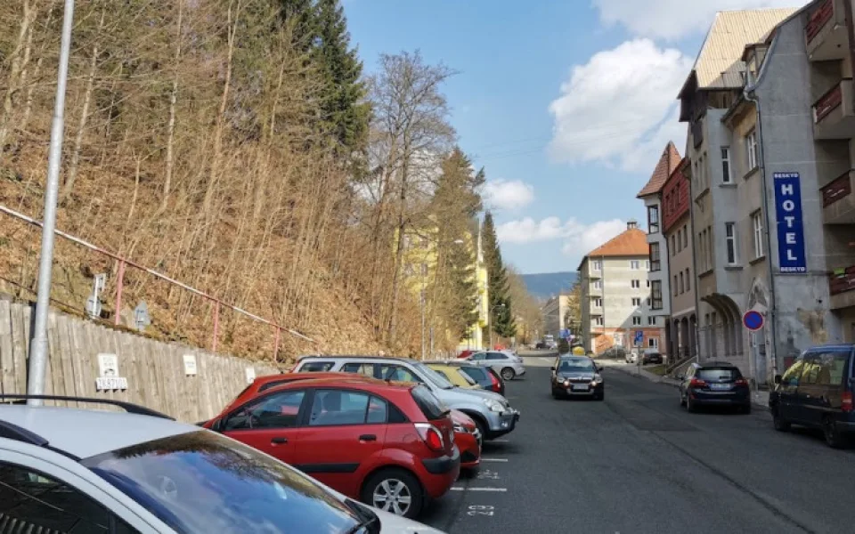 Nejvytíženější ulice v Jáchymově dostane novou kameru. Díky soutěži Slepá místa