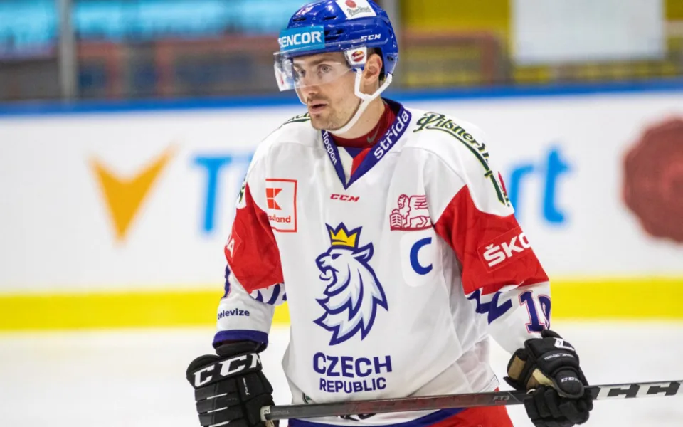 Útočník Jakub Flek s kapitánským céčkem reprezentace