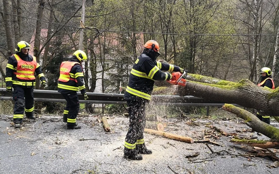Silný vítr se prohnal Karlovarským krajem, hasiči se celý den nezastavili