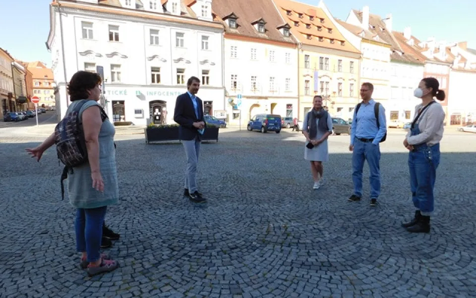 Starosta Chebu Antonín Jalovec vítá porotce soutěže.