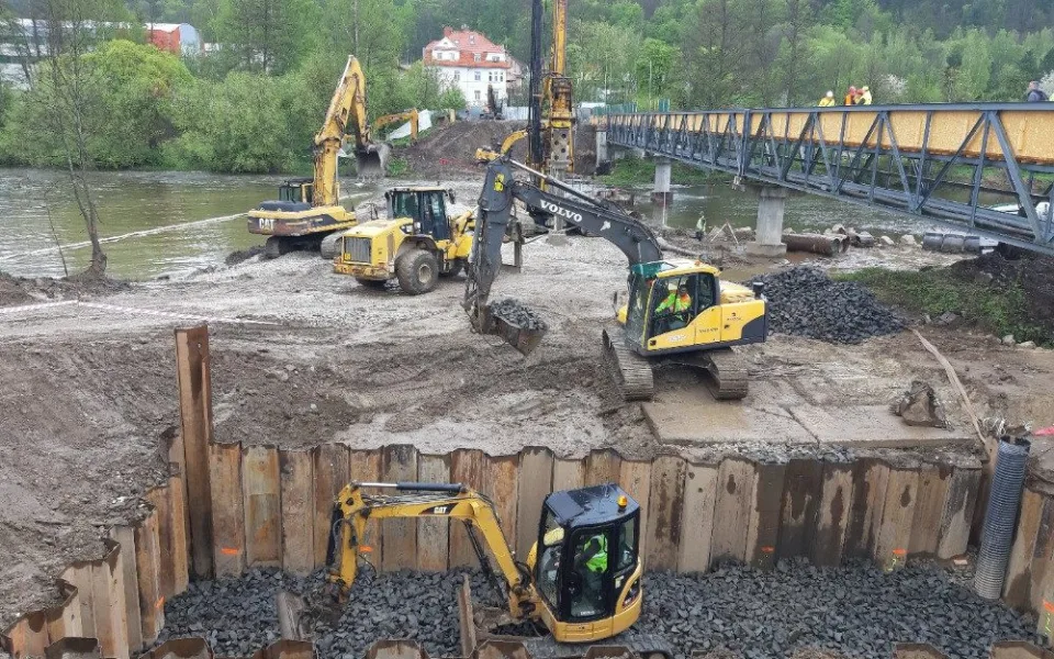 Demolice Dvorského mostu skončila, dodavatelská firma začíná betonovat pilíře mostu nového