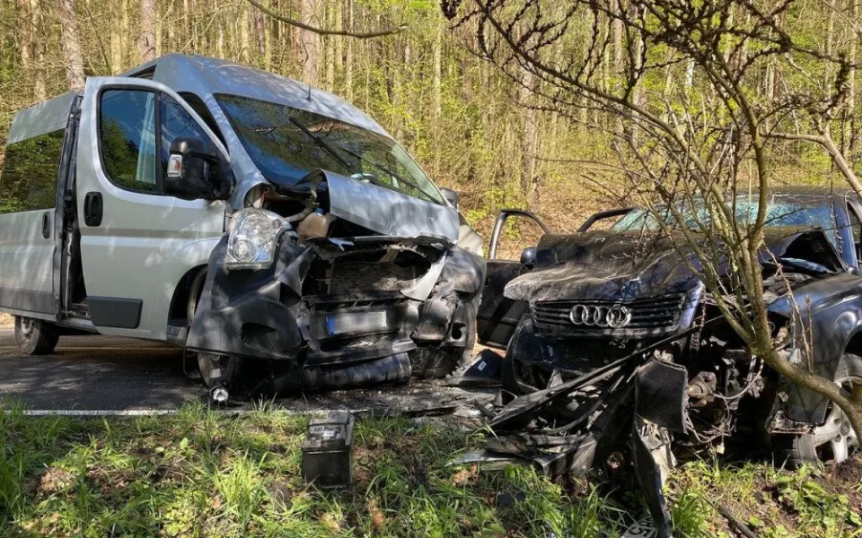 Mladý řidič Audi riskoval a srazil se s dodávkou, výsledkem je šest zraněných