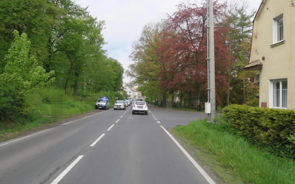 Řidič osobáku srazil na křižovatce cyklistu a od nehody ujel, policie hledá svědky