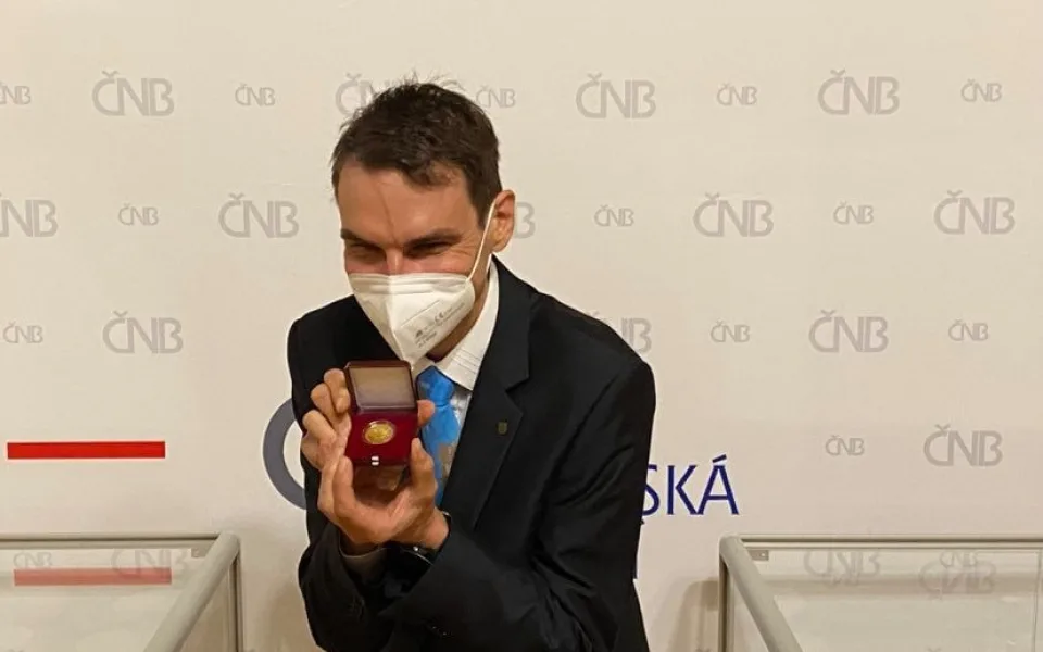 Starosta Chebu Antonín Jalovec se zlatou mincí města
