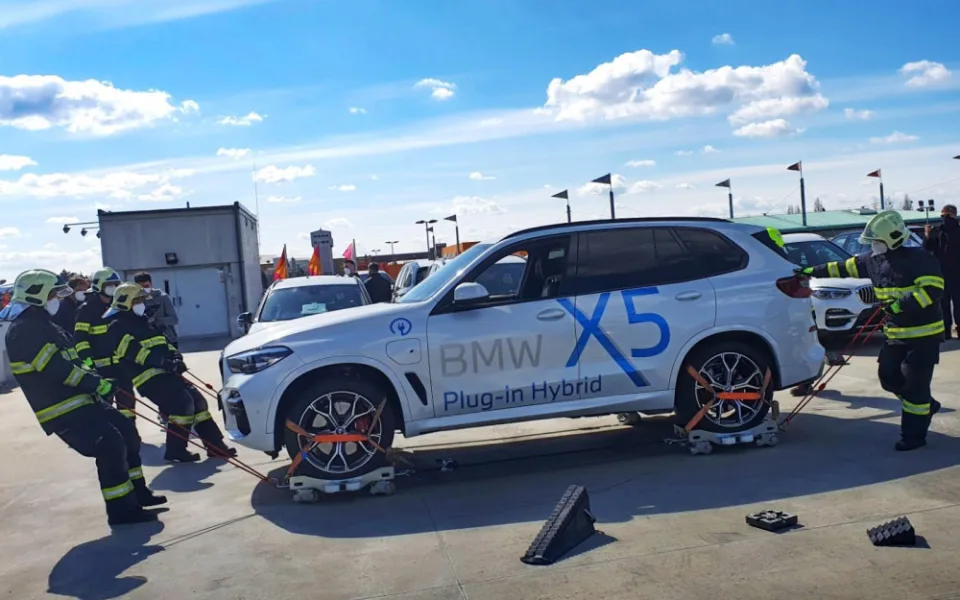 Olomoučtí hasiči vynalezli vozík pro zásah u hořícího elektromobilu