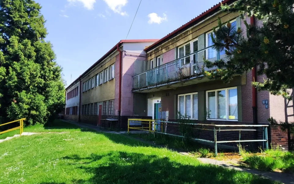 Fotbalistů zatéká do šaten, město hledá rychlé řešení