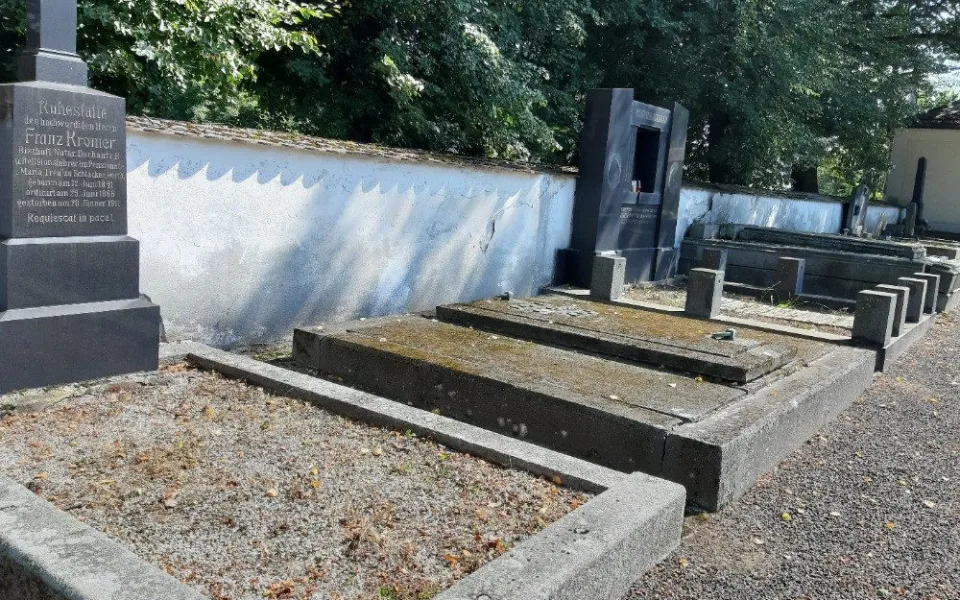Ostrov opravuje devět hrobů významných osobností města