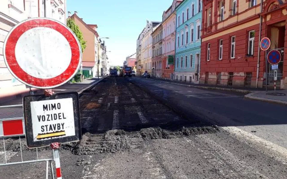 V Chebu začala celková rekonstrukce Karlovy Ulice, potrvá do podzimu