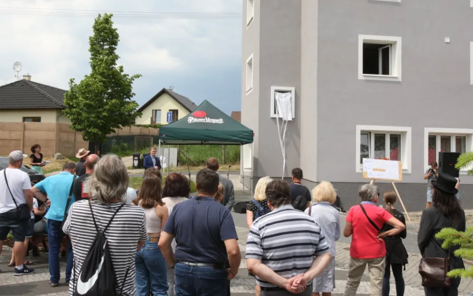 V Počernech znovu odhalili pamětní desku fyzikovi Josefu Loschmidtovi