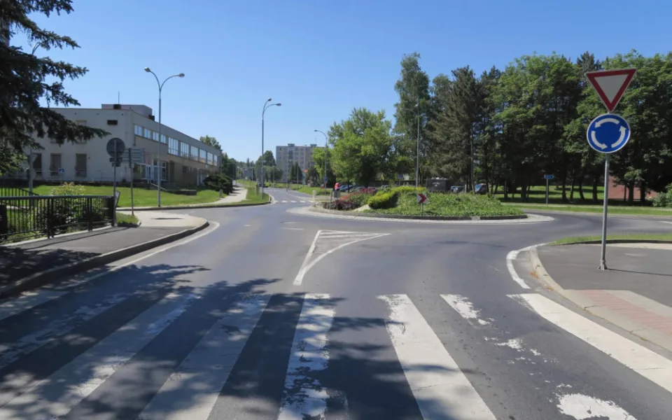 Policisté hledají svědky nehody. Řidič osobního auta zblokoval motocyklistku