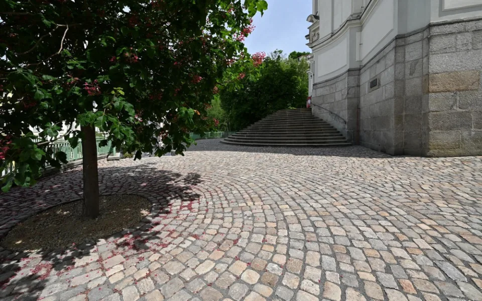 dlaPřed chrám Máří Magdaleny se vrátila historická dlažba, na archeology čekala i řada překvapení, foto: Miroslav Cikán - MCAzba