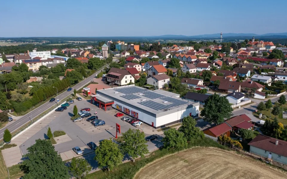 Poptávka po fotovoltaice stále roste. E.ON instaluje solární panely na prodejny Penny Market po celém Česku