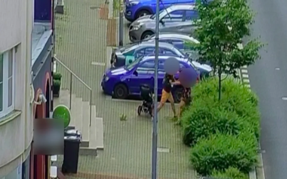 Agresor napadl svou bývalou partnerku. Celý incident zachytila bezpečnostní kamera.