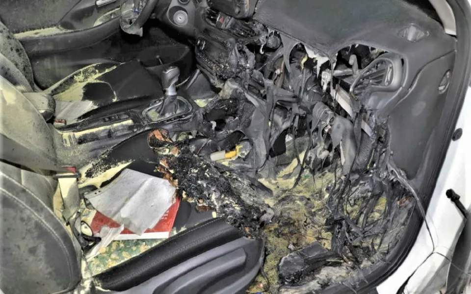 Shořel celý interiér vykradeného automobilu