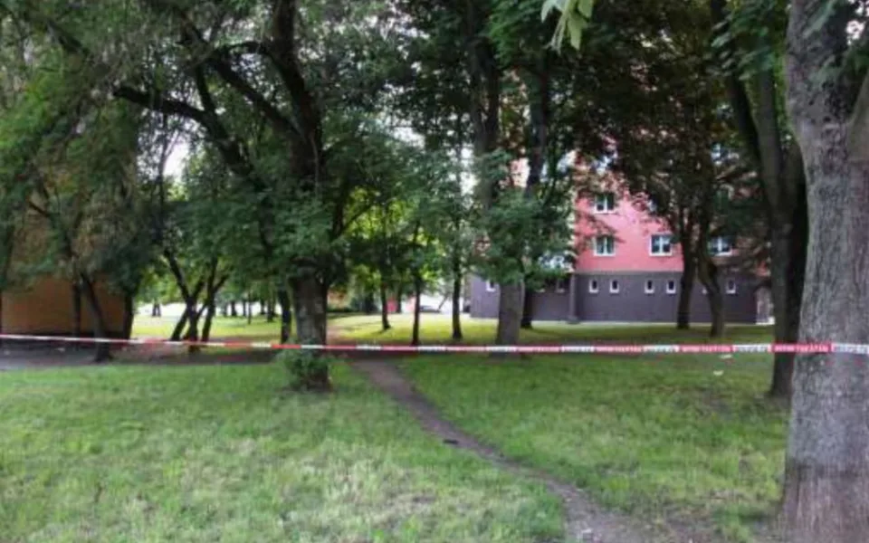 Kvůli masivnímu výbuchu v Karlových Varech hledá policie skupinu osob