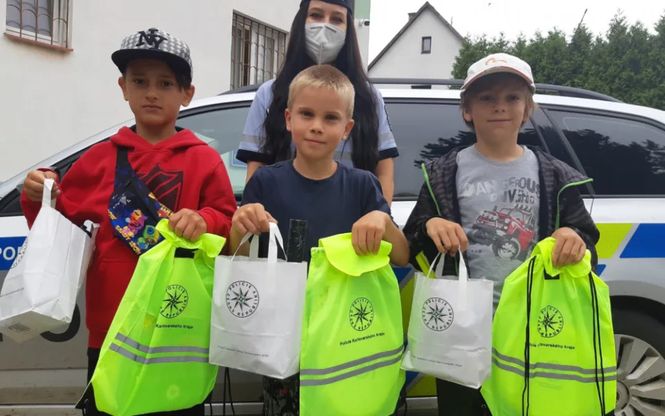 Tři kluci našli na schodech několik tisíc. Peníze si nenechali, odnesli je na policii