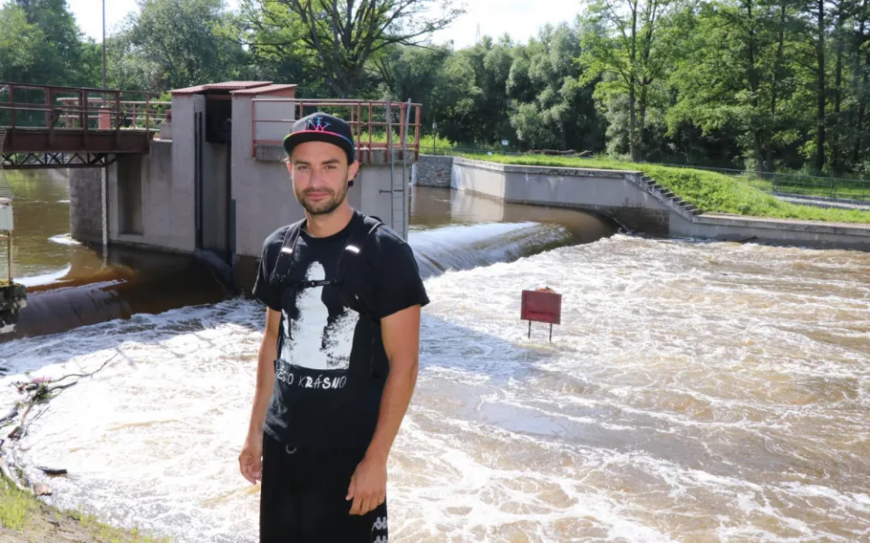 Na jezu v Ohři se topili vodáci. Do řeky pro jednoho z nich skočil policista