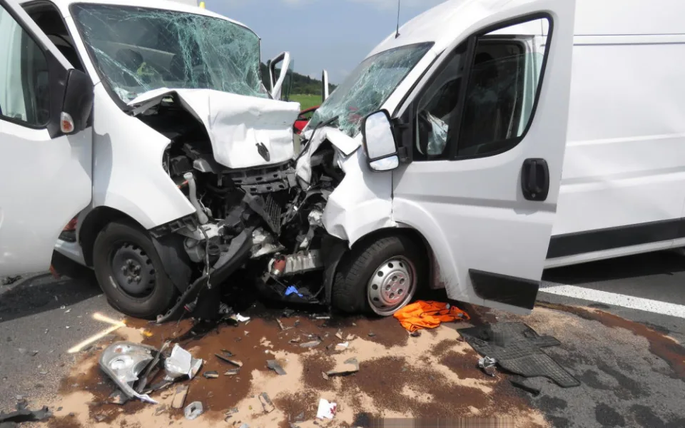 Vážná dopravní nehoda u odbočky na Čichalov. Dva zraněné transportoval do nemocnice vrtulník