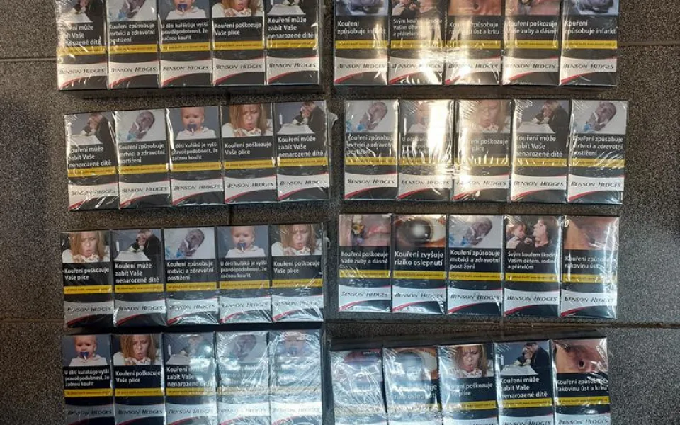 Celníci z Karlovarska našli v kamenné prodejně tisíce cigaret s neplatnými tabákovými nálepkami