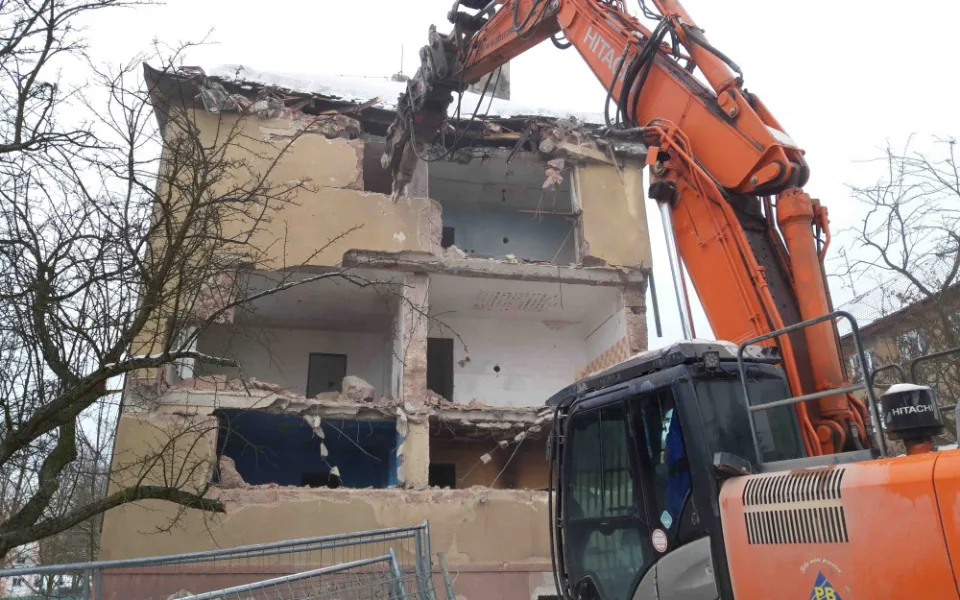 archivní foto z demolice dvou vybydlené domů v lokalitě nad kinem Alfa v Sokolově