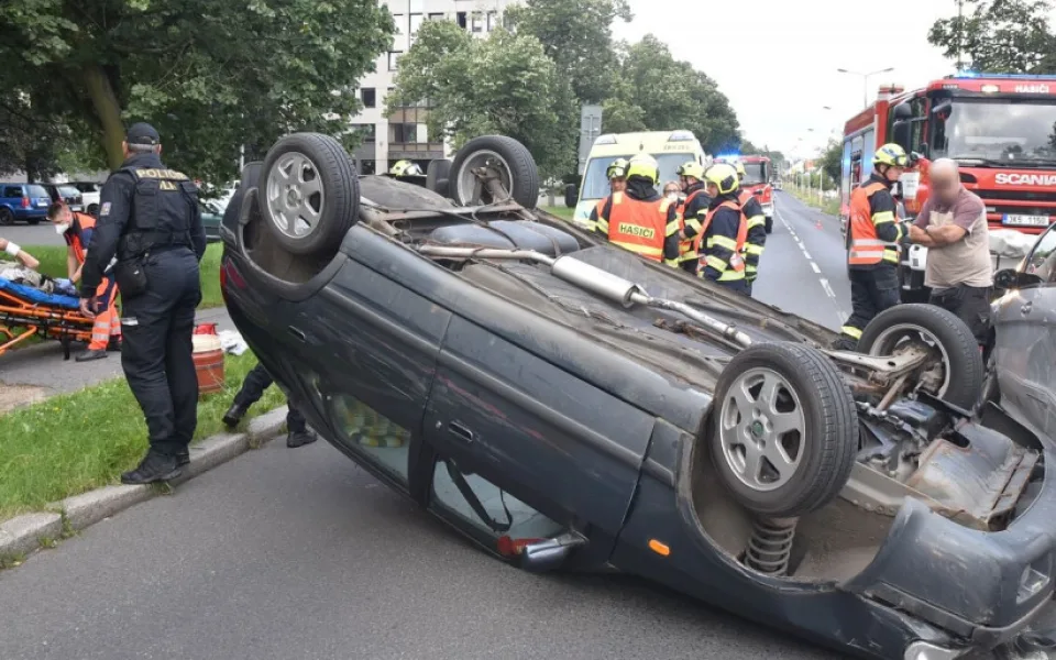 Při střetu dvou vozidel v centru Karlových Varů se jedno převrátilo na střechu