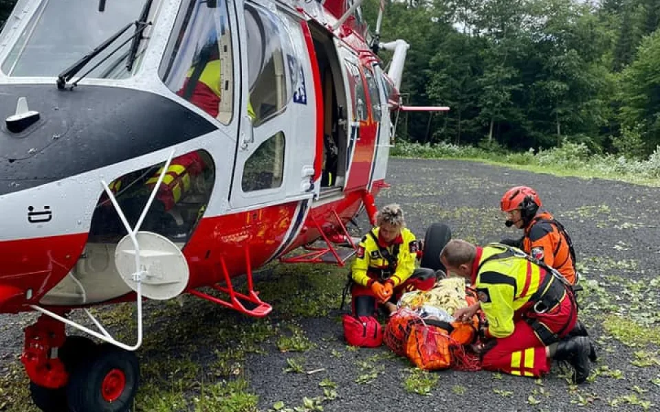 Letečtí záchranáři zasahovali u zraněného cyklisty na Klínovci. Nezvládl obtížný terén