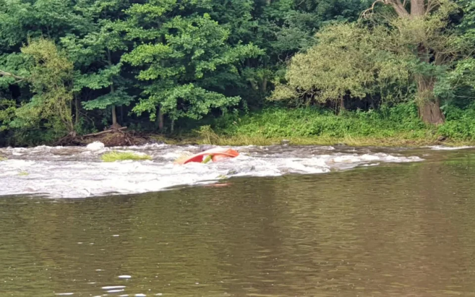 Kvůli utopené lodi hasičům neustále volali vodáci