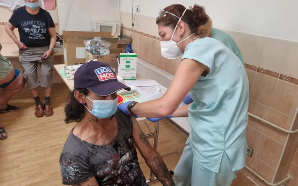 V Karlovarském kraji začal tým zdravotníků očkovat bezdomovce