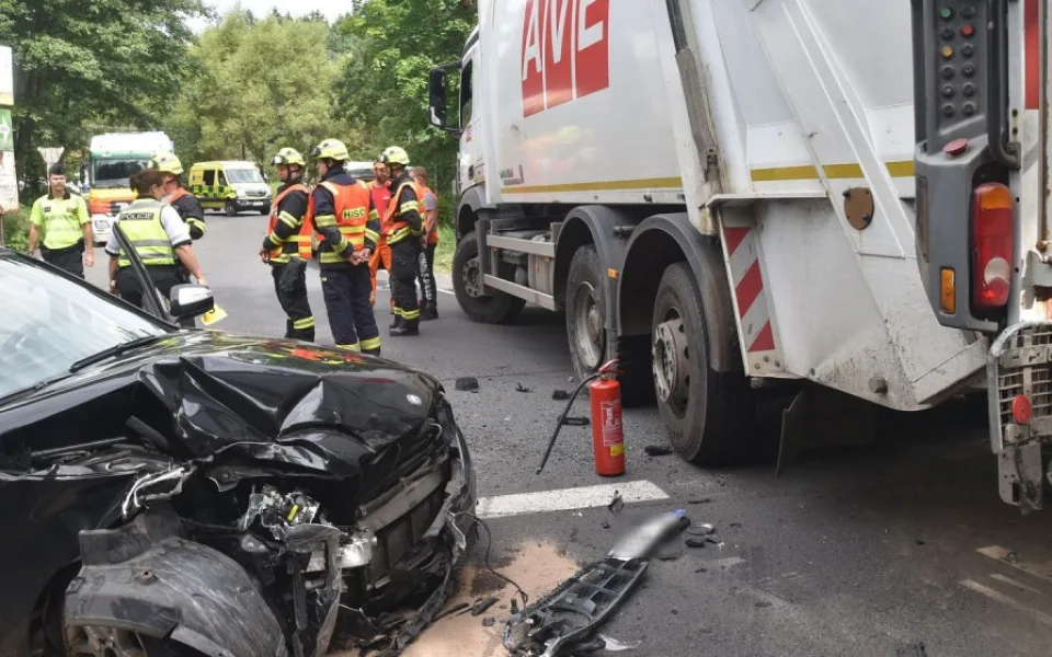 Střet popelářského vozu s osobákem ochromil provoz u Karlových Varů
