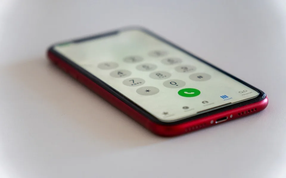 Dejte si pozor na neznámá telefonní čísla. Český telekomunikační úřad varuje před podvodníky