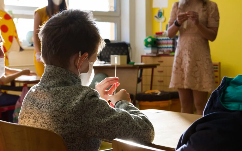 Žáci se na začátku září třikrát otestují na koronavirus, schválila vláda