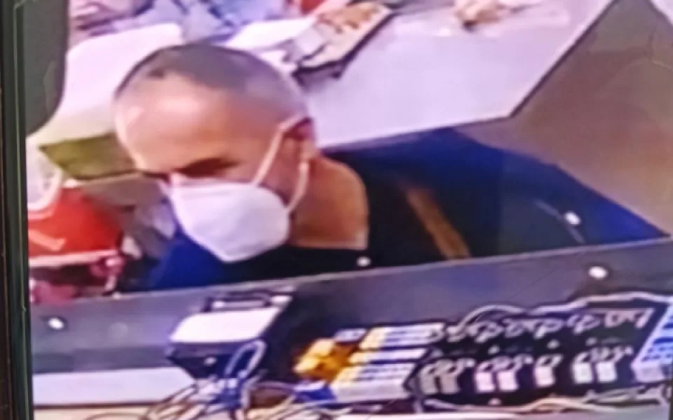 Zloděj ukradl kabelku se sto tisíci. Policie pátrá po svědkovi události