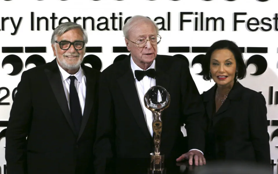 Jiří Bartoška, Sir Michael Caine a Shakira Caine