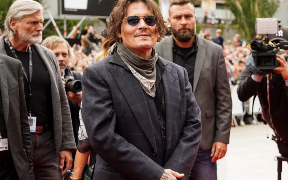Na Johnnyho Deppa na festivalu v K. Varech čekaly hodiny stovky lidí