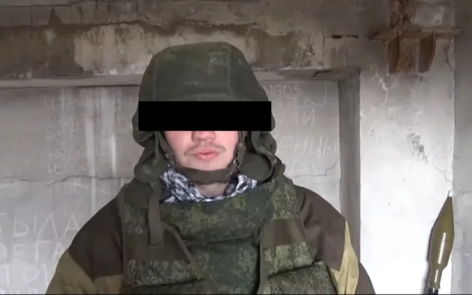 Foto z videozáznamu, na němž Lukáš N. v uniformě a se zbraněmi vypráví ruským novinářům, kde, jak a proč v Doněcku a Luhansku bojuje.