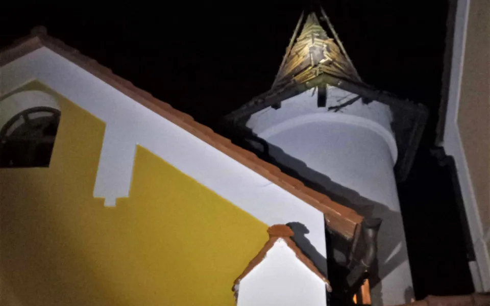 Do střechy hotelové věže udeřil při bouřce kulový blesk a nadělal tam pěknou paseku