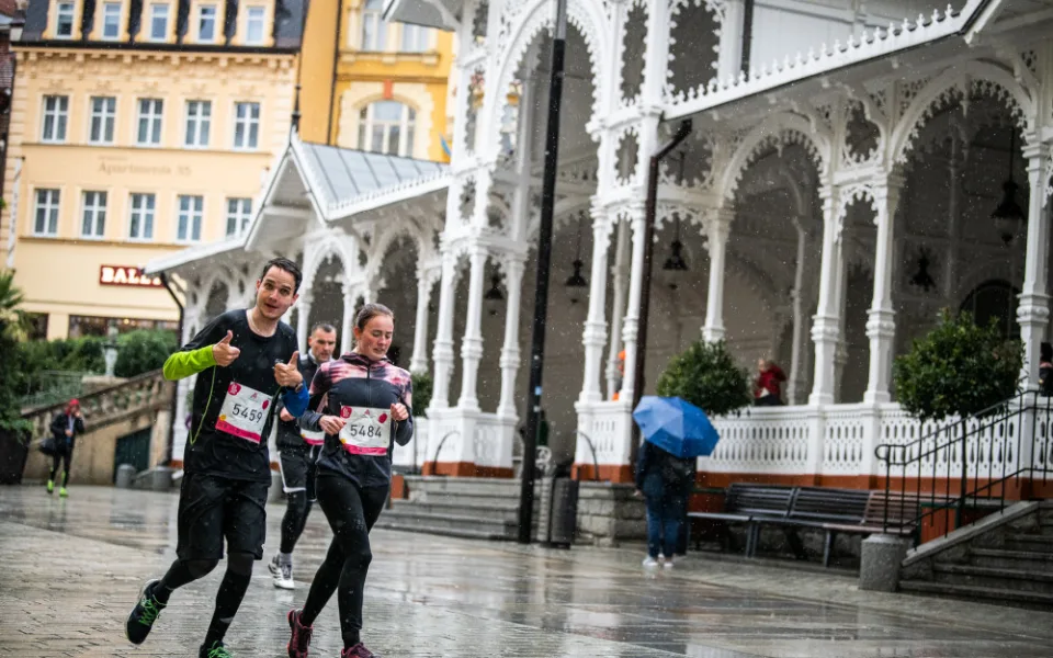 Rodinný běžecký závod ČEZ RunTour zavítá 25. září na lázeňskou kolonádu v Karlových Varech!