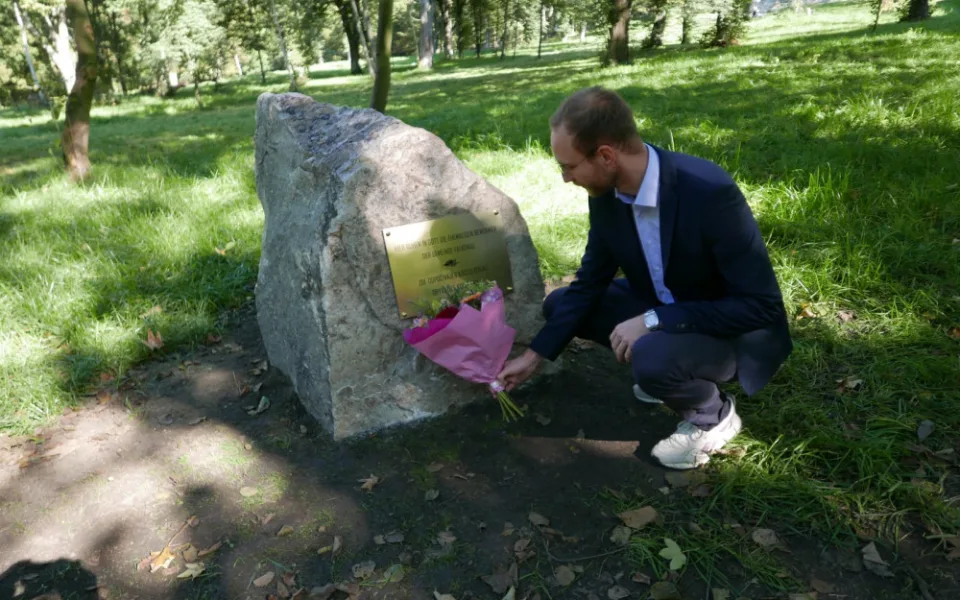 Zaniklý německý hřbitov připomíná v Sokolově nová pamětní deska.