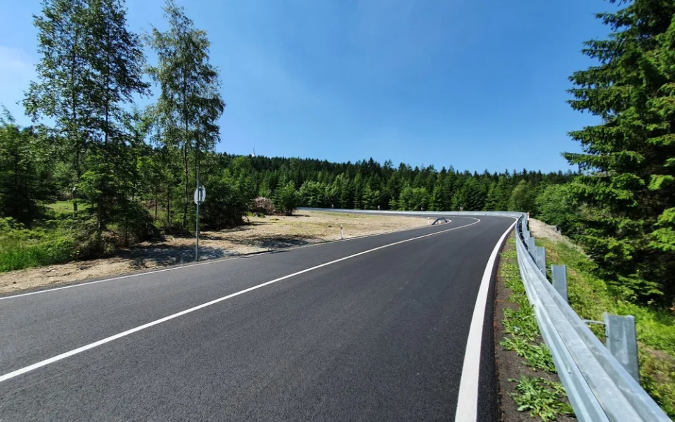 V Anenském údolí u Rotavy skončila stavba nové křižovatky s mostem