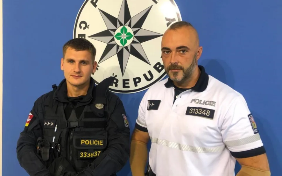 size4-16109710406594-207-nevahali-ani-minutu-z-horiciho-objektu-zachranili-policiste-tri-deti