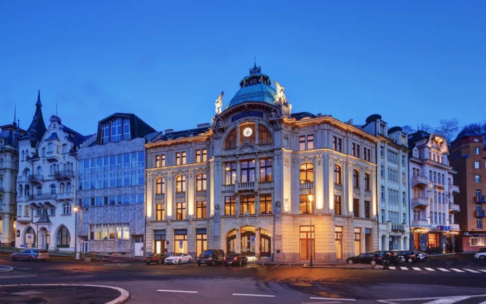 Budova bývalé Sparkasse ve Varech se prodala za sto milionů korun