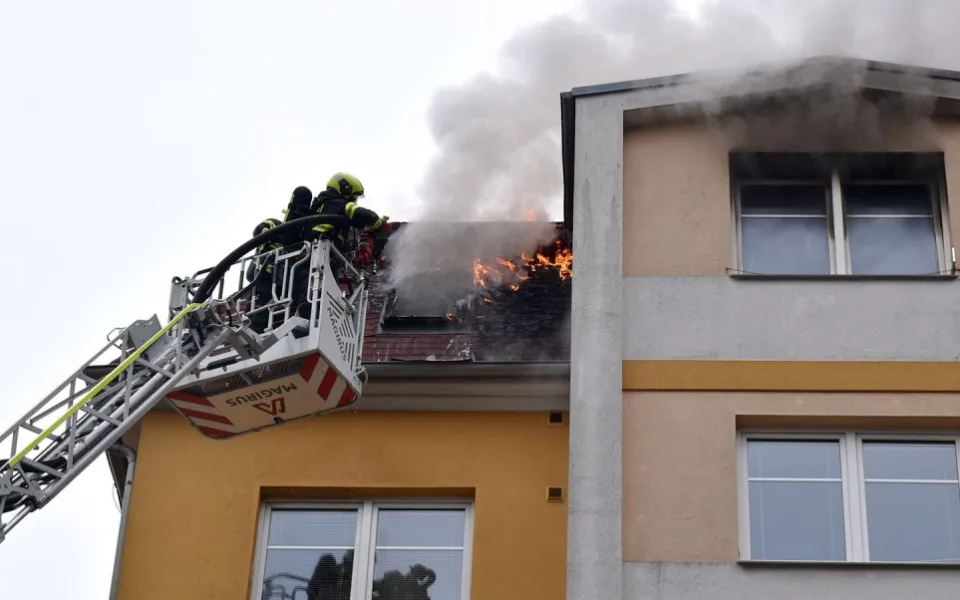 V Drahovicích hořel podkrovní byt, nikdo nebyl zraněn