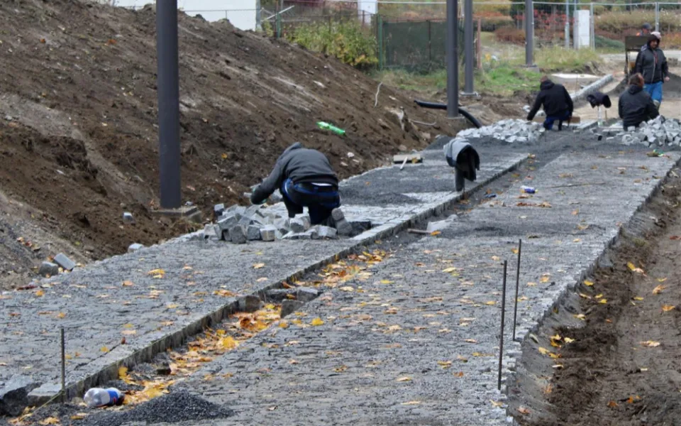 Dělníci finišují s pracemi