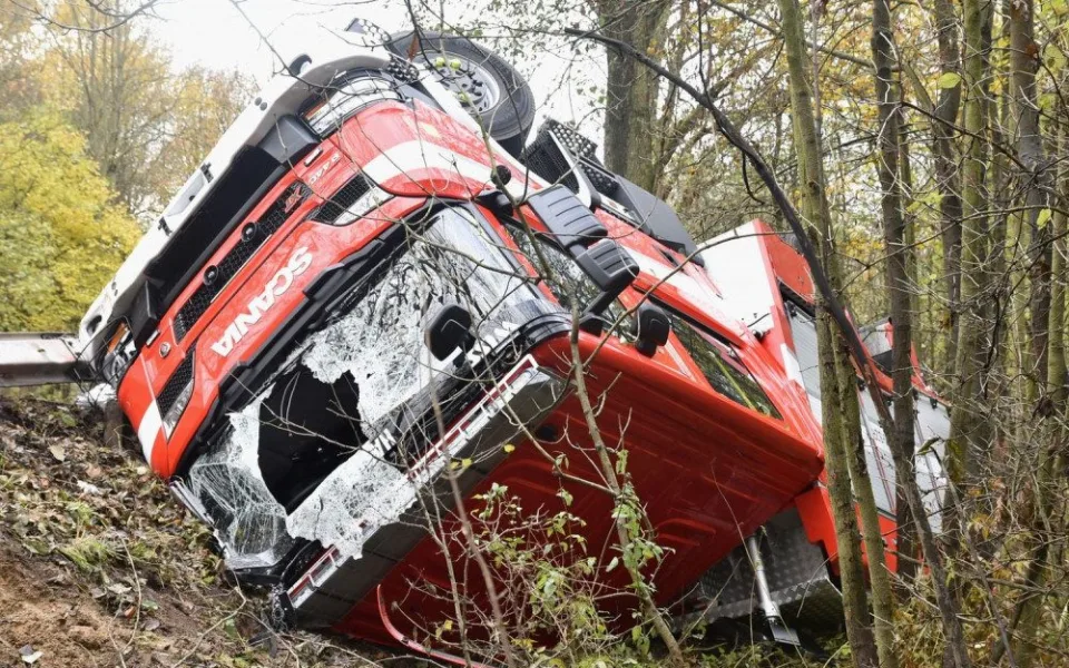 Hasičská cisterna skončila mimo silnici. Zraněného řidiče transportoval do nemocnice vrtulník