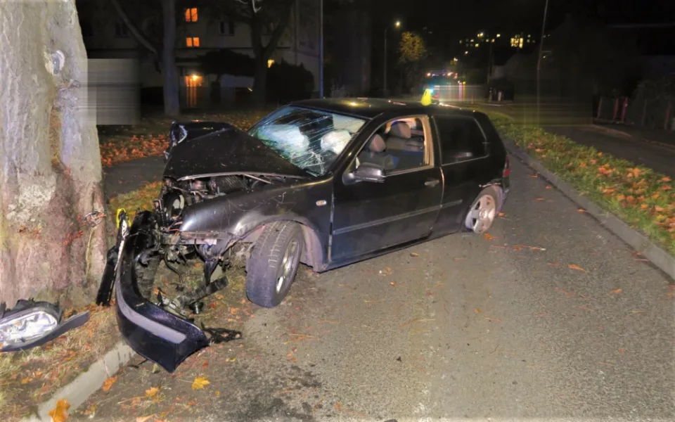 Volkswagen s mladou posádkou narazil do stromu, u nehody zasahovala i letecká záchranná služba